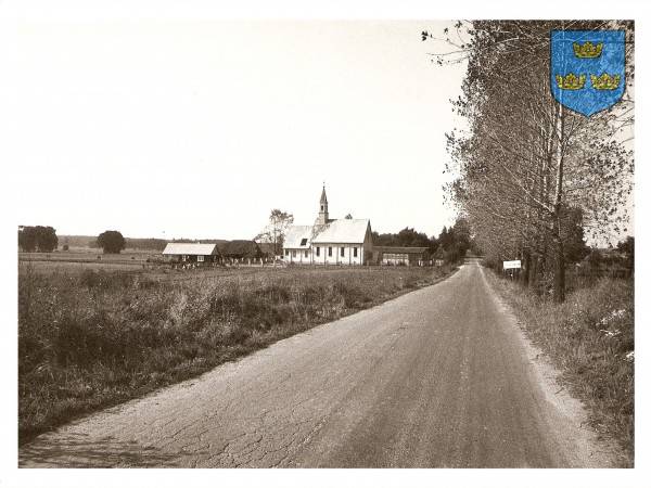 : Widok wnętrza ulicznego /z bryłą kościoła/ od strony południowej. Wjazd do Jeziorowic od strony Otoli.